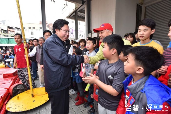 桃園市長鄭文燦出席民視「綜藝大集合」節目錄影,與民眾握手問好。