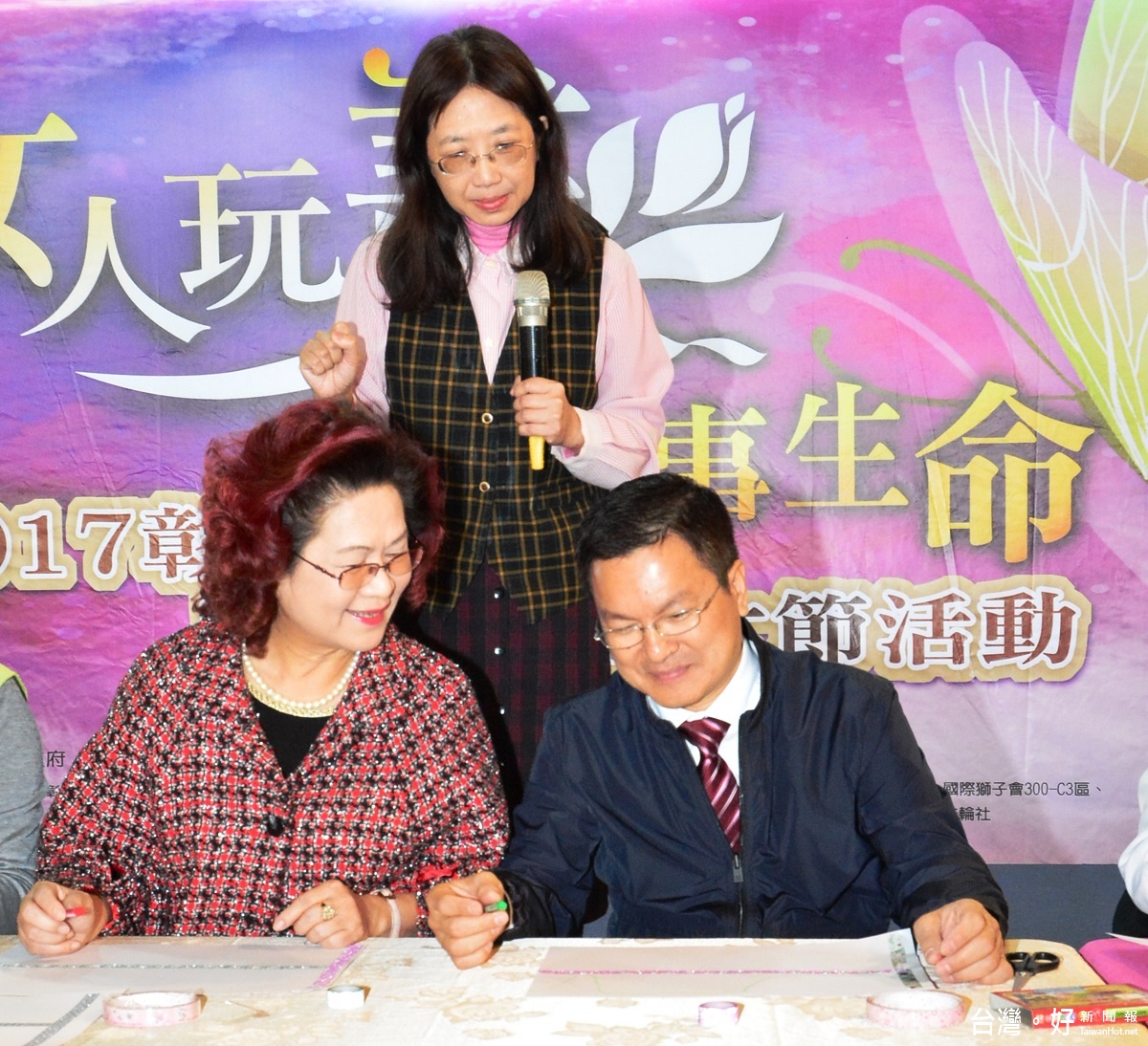 彰化縣慶祝38婦女節活動-縣長魏明谷（右）現場作畫分享創作，左為社會處處長王淑娟。