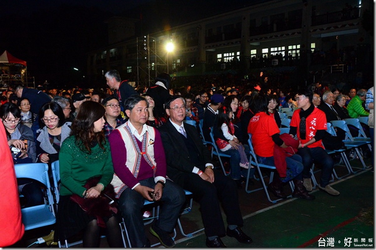 南投縣長林明溱〈左3〉、信義鄉長史強〈左2〉也參與玉山星空音樂會聆賞美妙的樂音。〈記者吳素珍攝〉