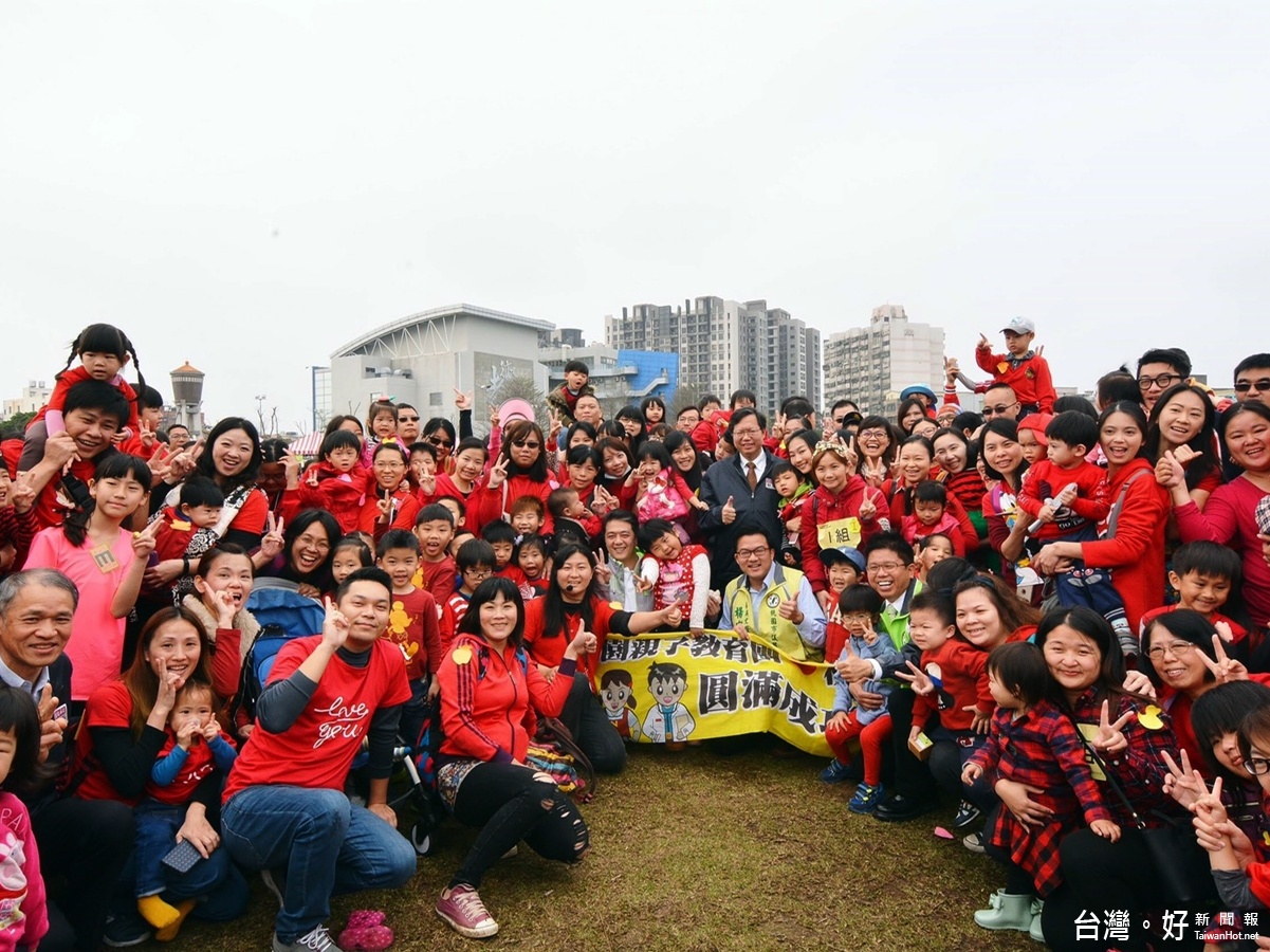 森愛桃園相約植樹種下低碳綠色希望種子，鄭市長與小朋友歡樂合影