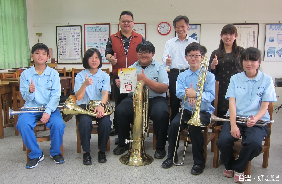 三光家長會長謝棨安支持學校發展音樂。（記者扶小萍攝）