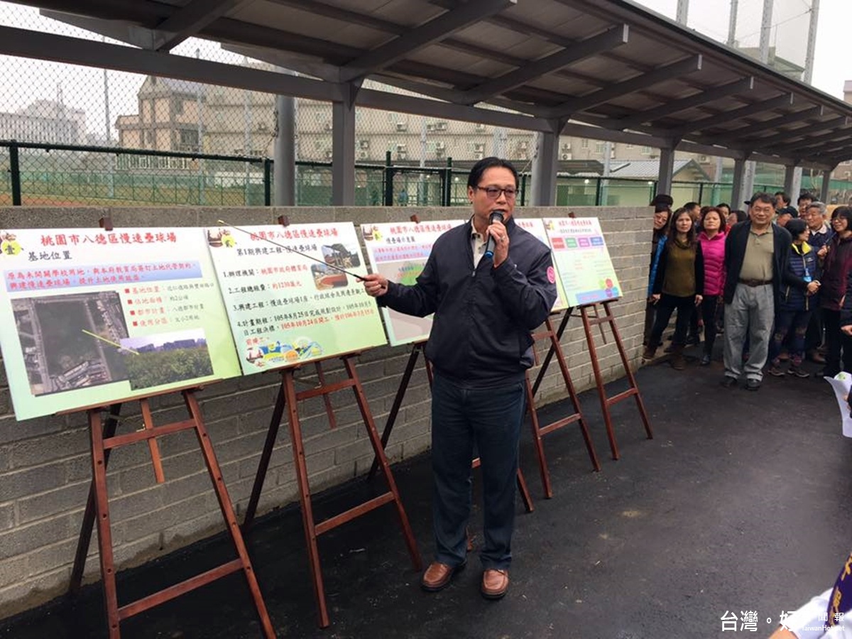 八德區慢壘球場增設管理中心棒壘球場功能更多元,體育局長夏金興現場解說