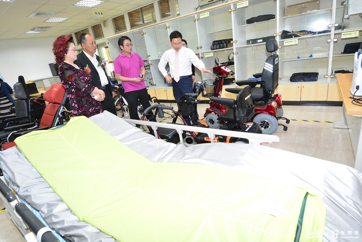 彰化縣身心障礙福利服務中心再出發記者會，縣長魏明谷參訪中心內部。