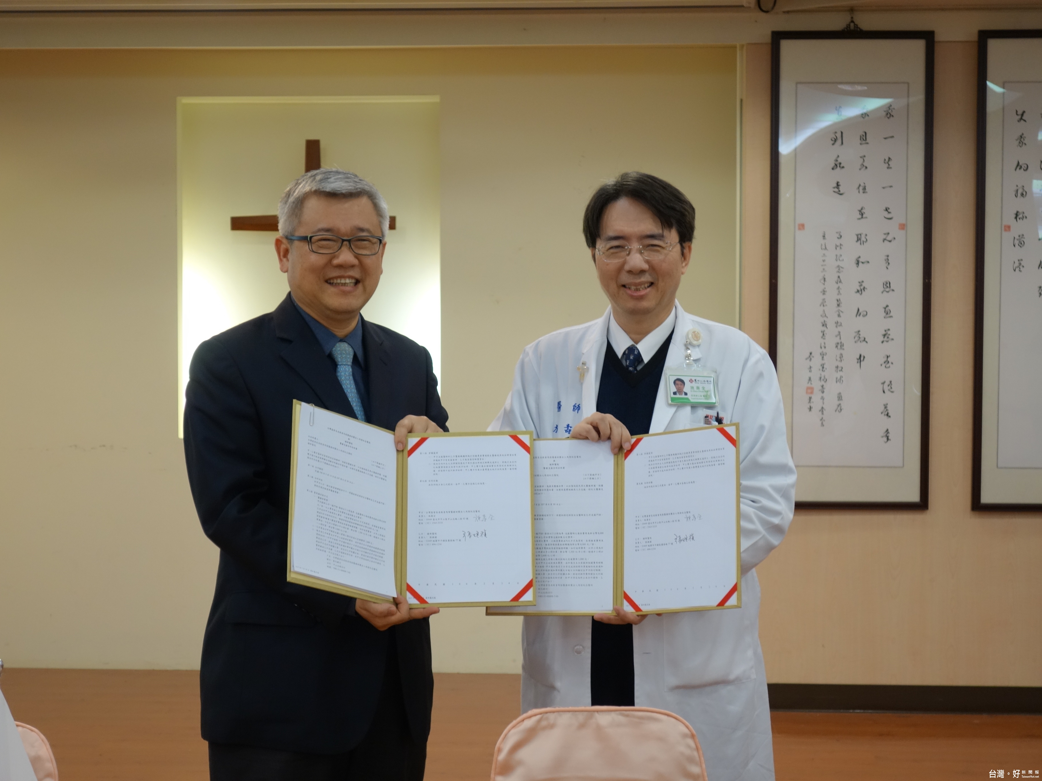 聯新國際醫療集團張煥禎總執行長(左)與馬偕紀念醫院施壽全院長簽約合影。