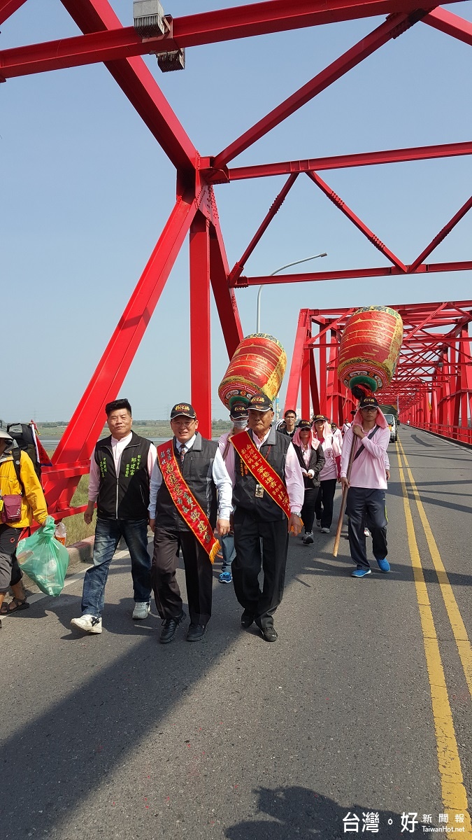 彰化媽進香隊伍，行經西螺大橋，已經進入雲林縣境。