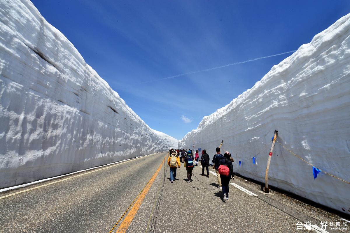 ​許多遊客都會趁著四月黑部立山開山一睹雪壁風采，是喜鴻日本團中相當熱門的旅線。（圖由喜鴻假期提供）