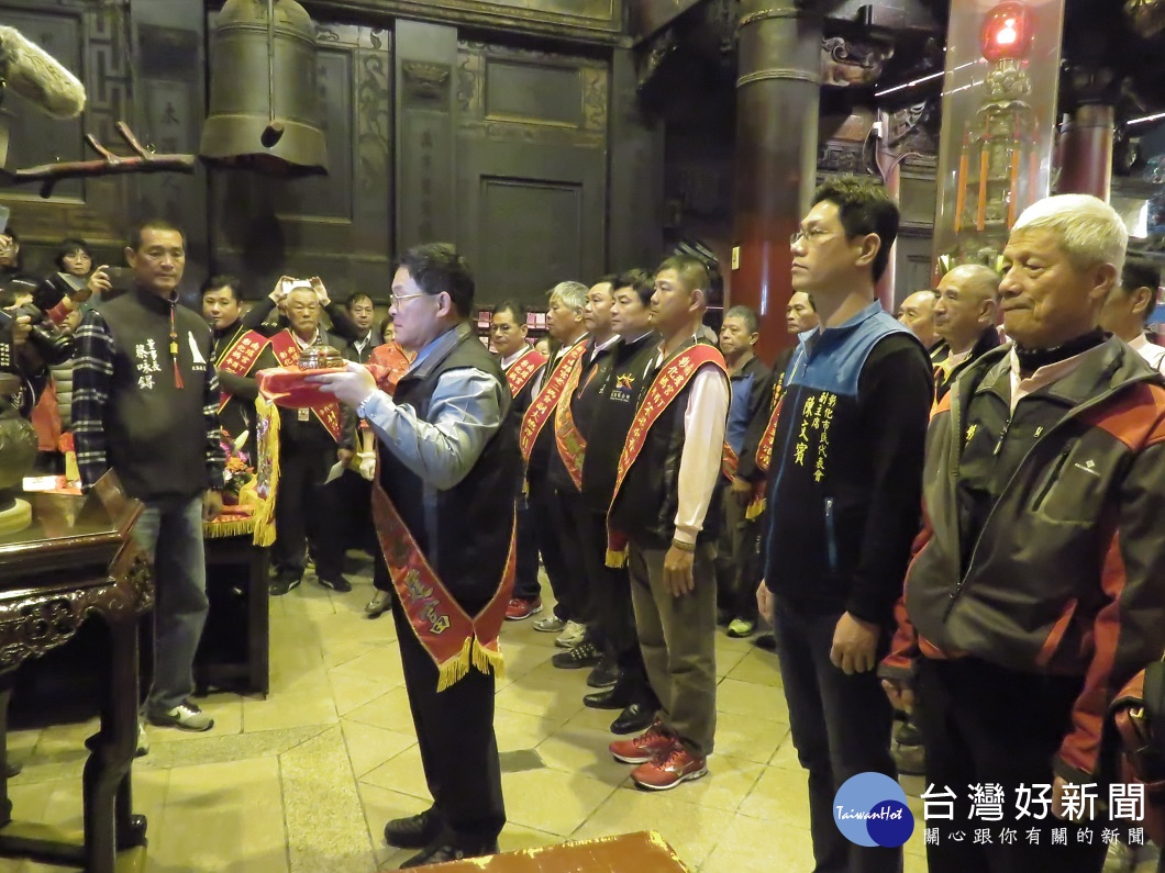 市長邱建富率領進香幹部在朝天宮媽祖殿前祭拜,由朝天宮董事長蔡咏锝〈左1〉監證。(記者陳昭宗攝)