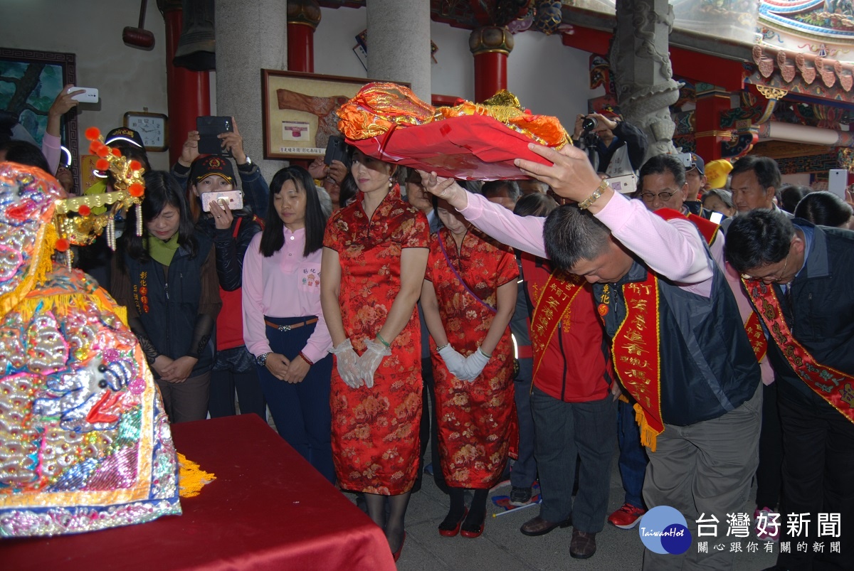 丁酉年笨港進香大總理馮登科向媽祖獻上新龍袍。