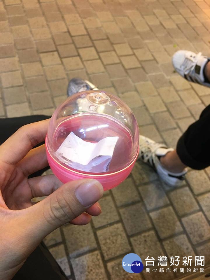 「心痛扭蛋機」勸你別轉 網友100元買一張「糞紙」