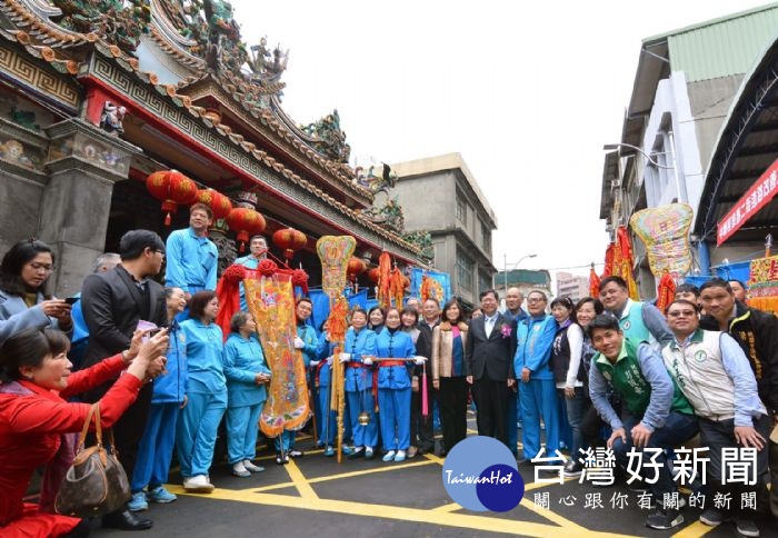 中壢區慈惠二街拓寬完工通車,讓居民往來交通更方便,也讓中壢慈惠堂出入更加開闊。