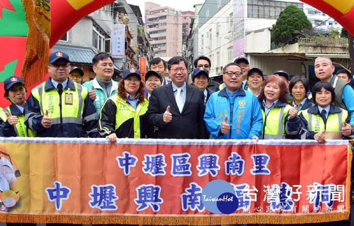 中壢區慈惠二街拓寬完工通車,讓居民往來交通更方便,也讓中壢慈惠堂出入更加開闊。