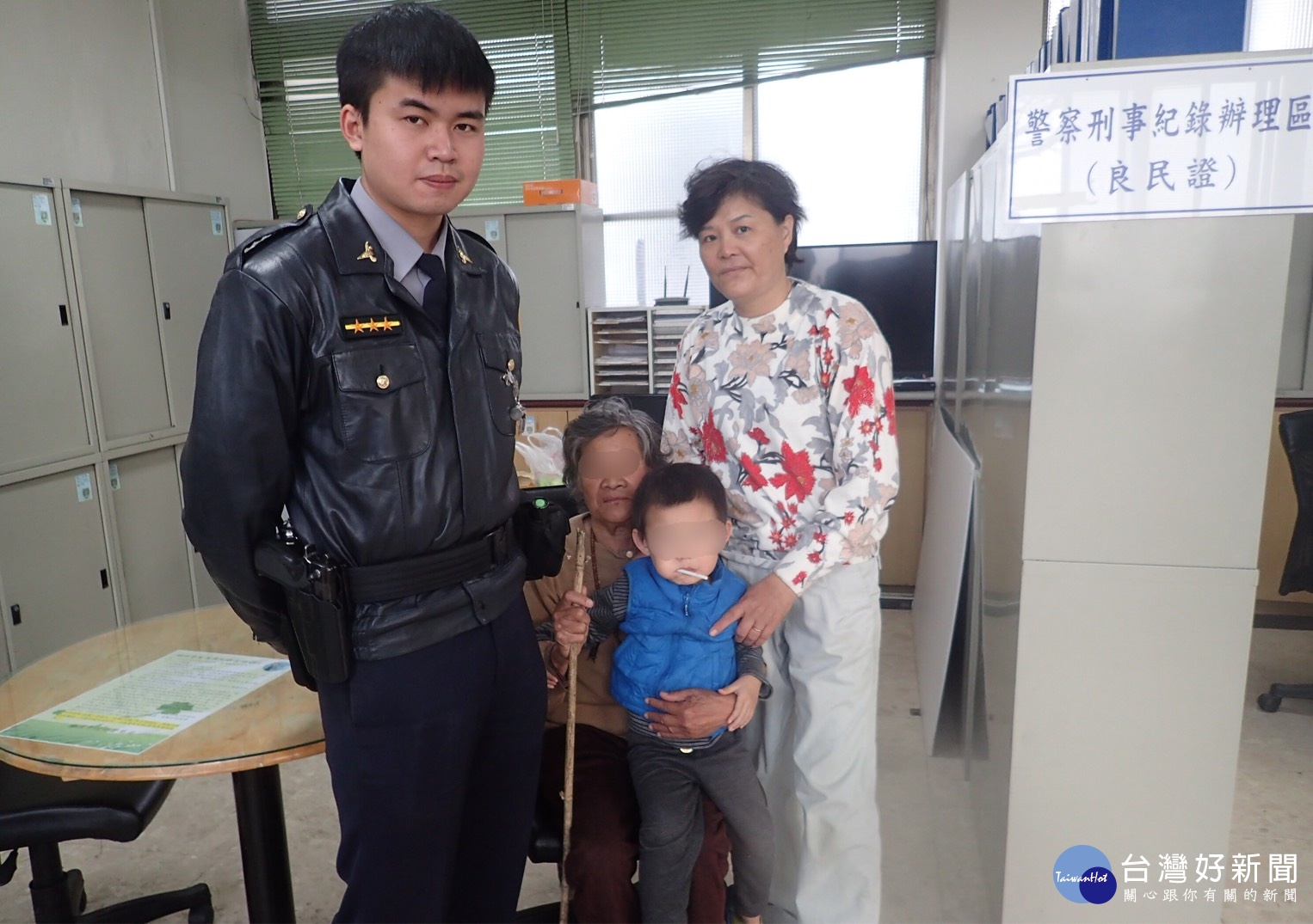 楊梅分局提醒民眾家有長者容易走失,請配戴防走失手鍊或是在衣服繡上聯絡方式。