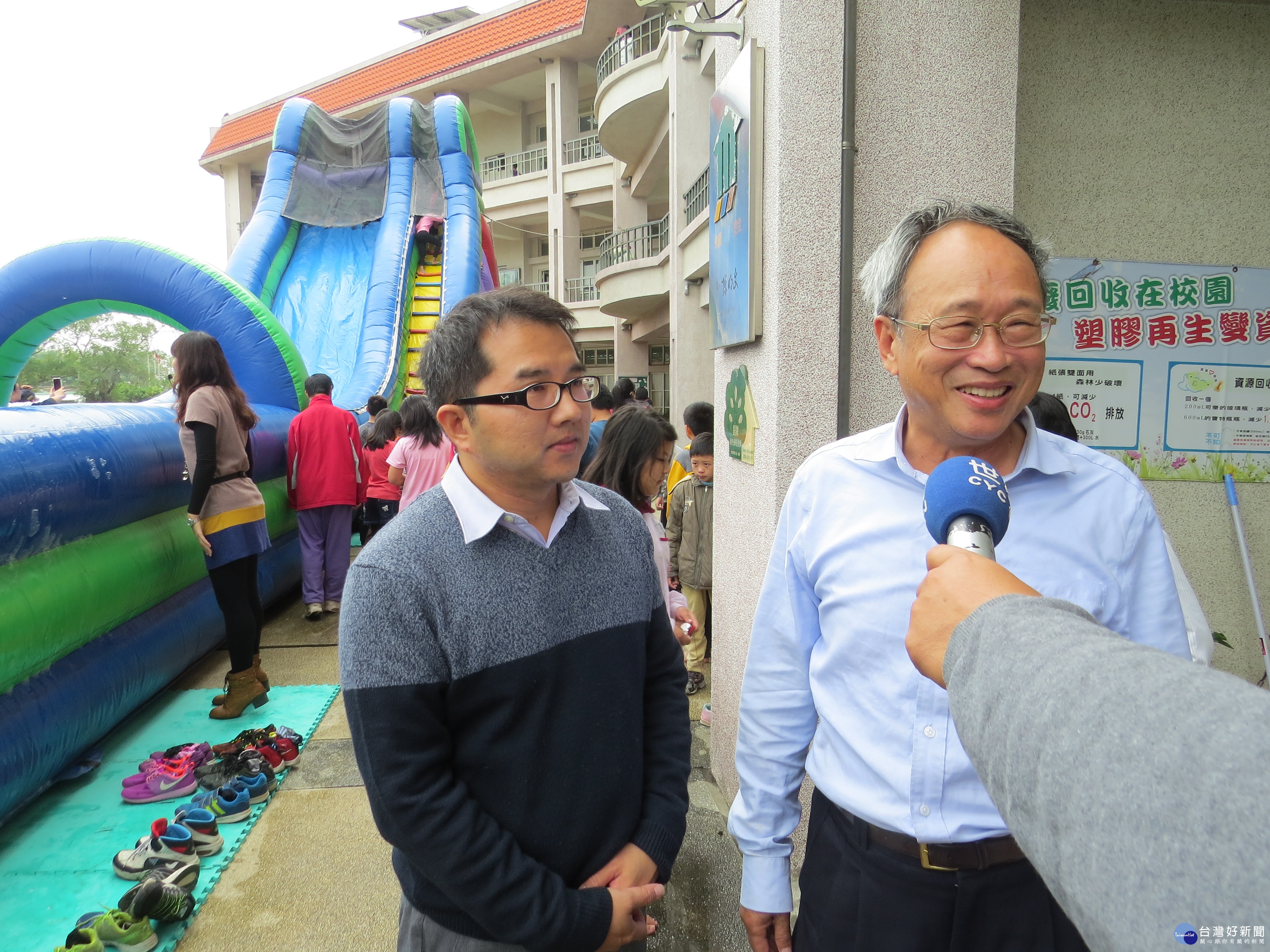柯志明校長〔左〕、何茂成爺爺對移動城堡帶給學童歡樂很高興〔圖/謝敏政攝〕