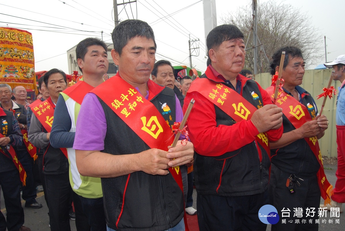 白鶴宮等執事人員恭謹地進行接貳香參拜。