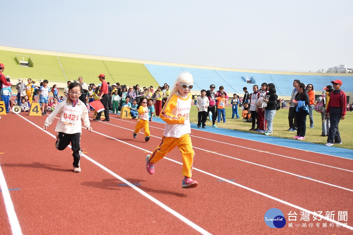 彰化縣106年身心障礙國民田徑賽，縣長魏明谷與小朋友互動-比賽實況