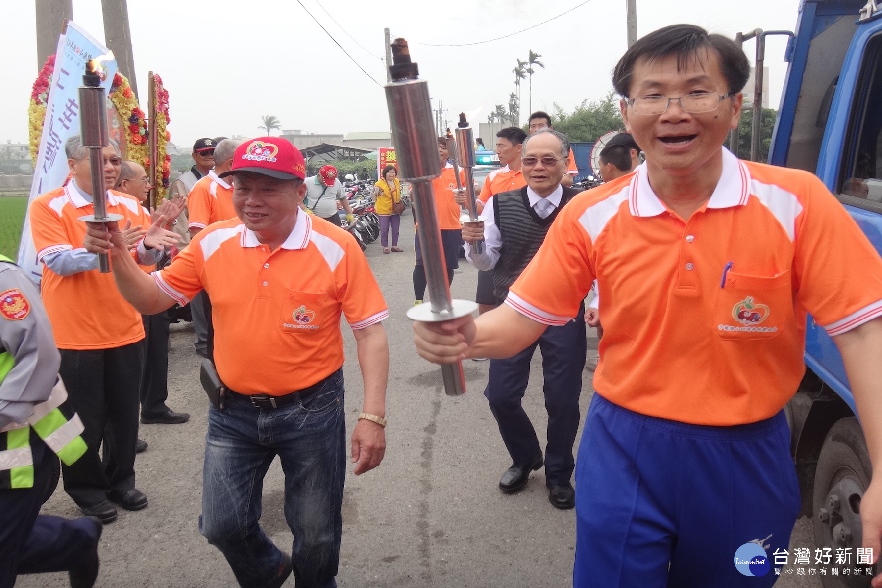 郭耿舜校長(右一)與林文章主委等人持聖火進場。(記者/黃芳祿攝)