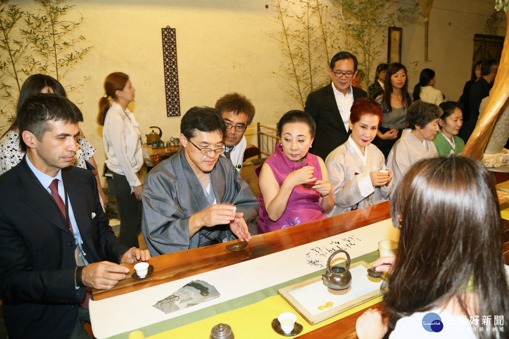 張花冠化身春神臨搏茶會 繪「花」獻藝邀品茶