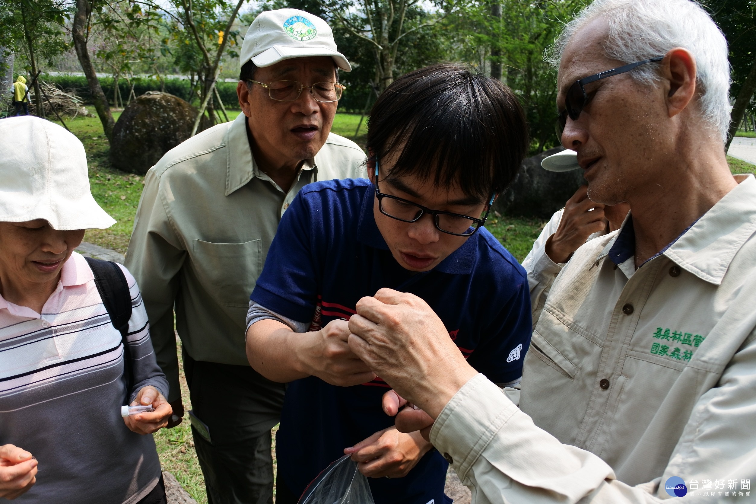 學員戶外觀察觸口自然教育中心園區蜘蛛 