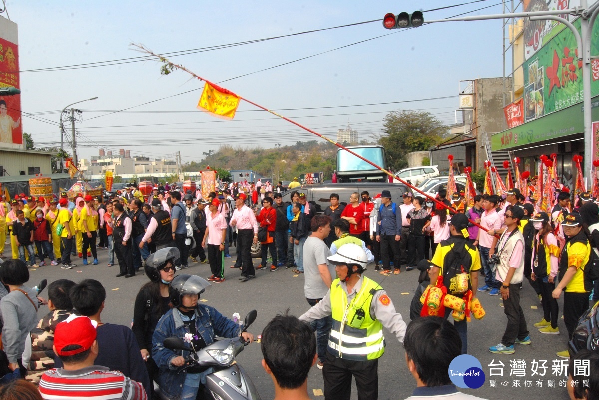 位於彰化市大埔路與英士路口接駕處各友宮接駕參禮場面熱鬧。