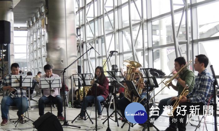 一群熱愛音樂的朋友們，準備多首精彩的曲目，在高鐵桃園站演繹經典巴哈樂曲。