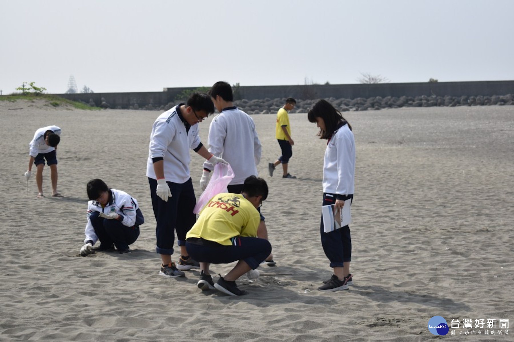 港明高中學生愛護地球，在海灘撿拾垃圾。