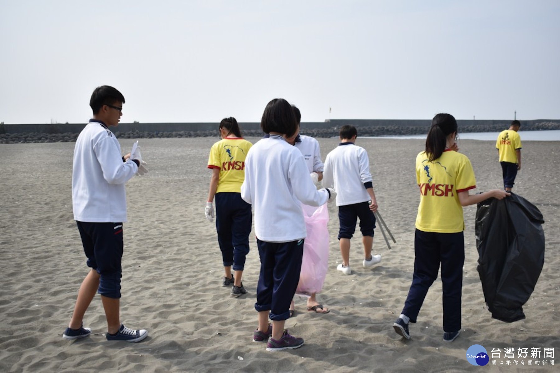 港明高中生活教育做的非常落實，主動參加淨灘活動。