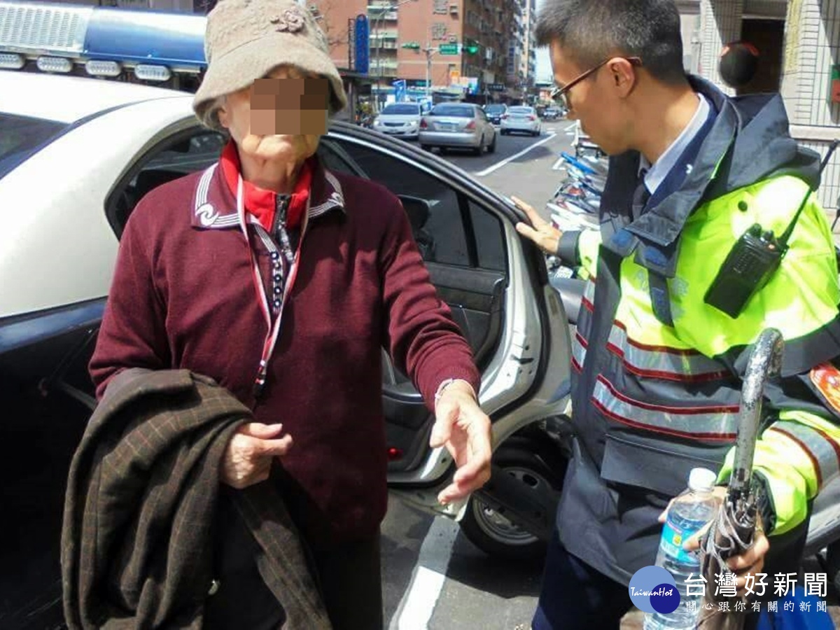 買菜忘了回家的路暖警助失智老嫗返家,員警侯駿翊以攙扶之方式將老婦載返派出所查詢真實身分