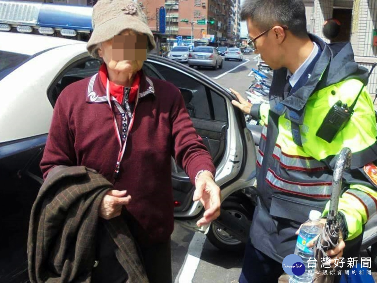 買菜忘了回家的路暖警助失智老嫗返家，員警侯駿翊以攙扶之方式將老婦載返派出所查詢真實身分