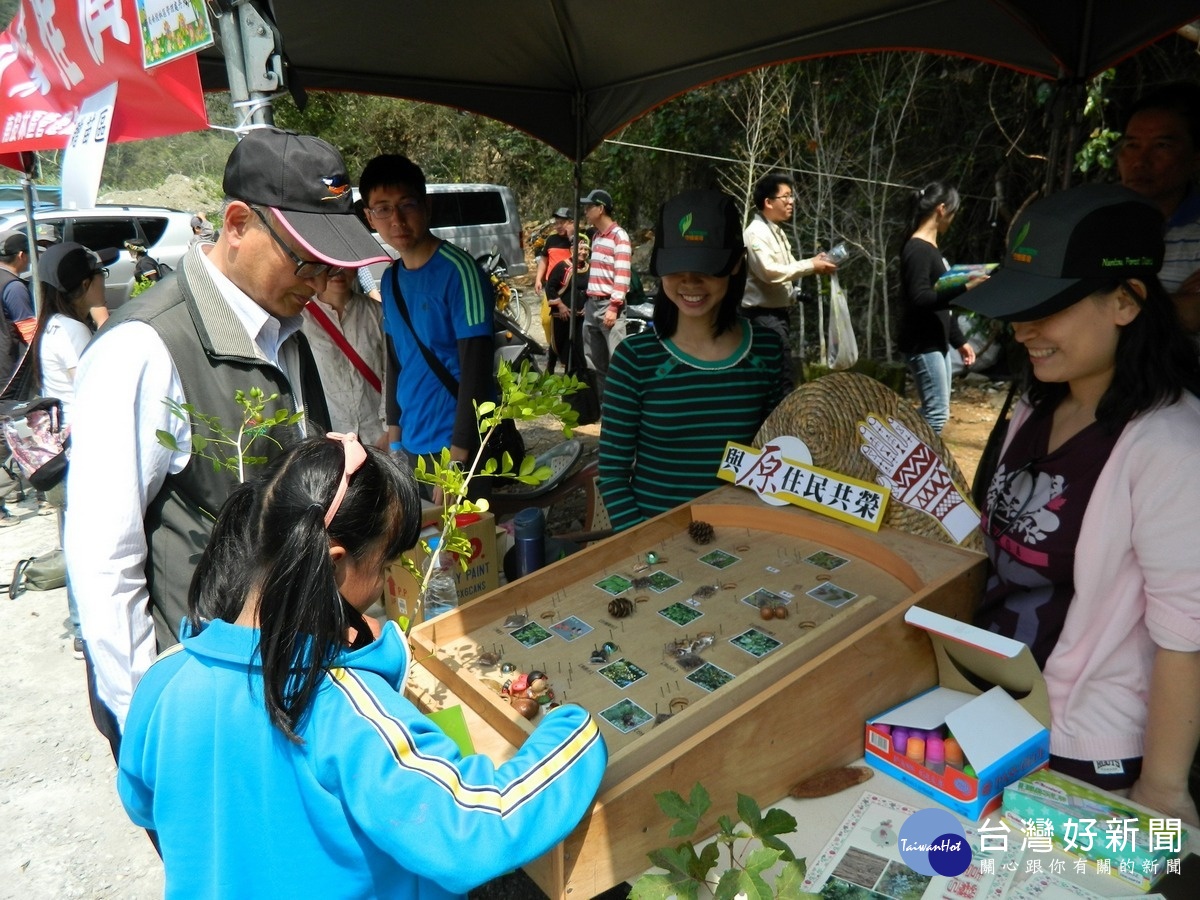 林管處將原住民傳統植物果實設計成傳統童玩彈珠台。〈記者吳素珍攝〉