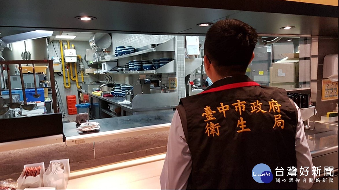 中市衛生局表示,現場稽查山頭火拉麵店台中大遠百門市,發現該店不符多項「食品良好衛生規範準則」事項規範,已責令業者限期改善,如屆期未改善,將依法裁處6萬元以上2億元以下罰鍰。(圖/台中市衛生局)