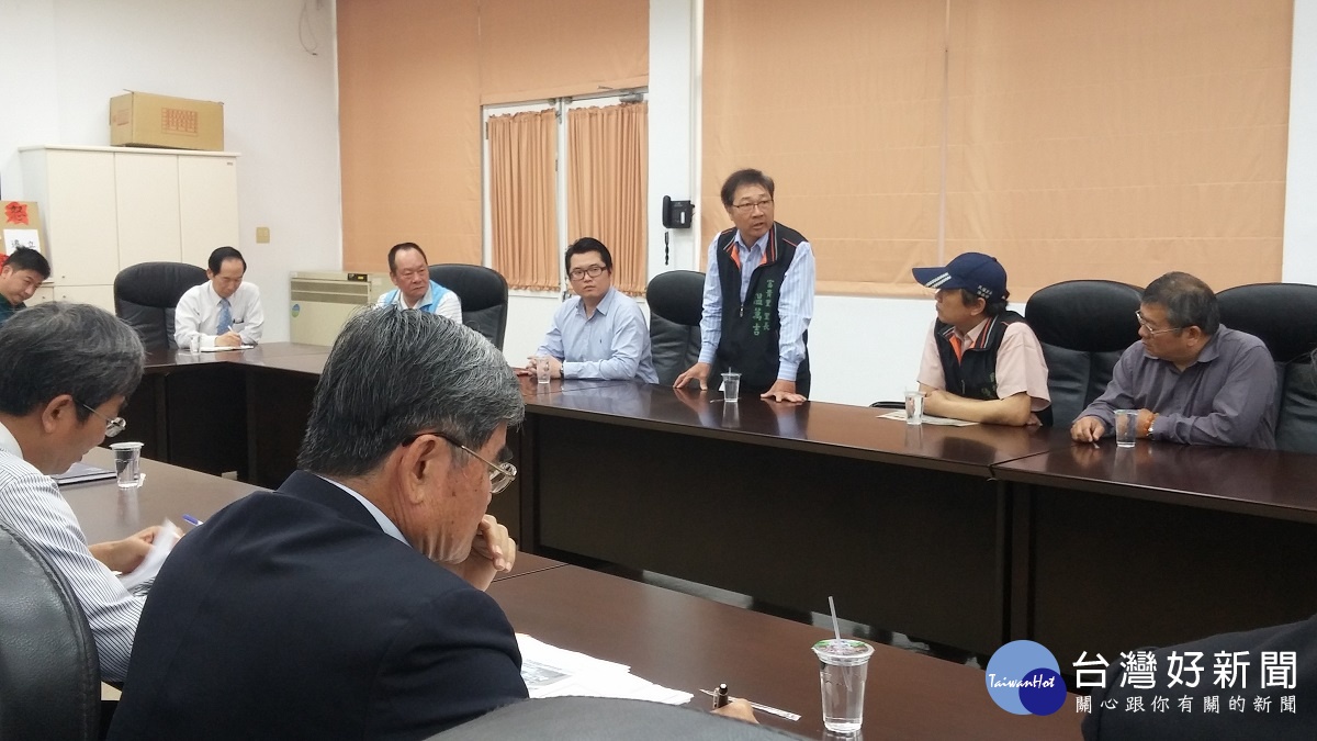 富貴里里長溫萬吉訴說漁市場續租問題,提出嚴重抗議。