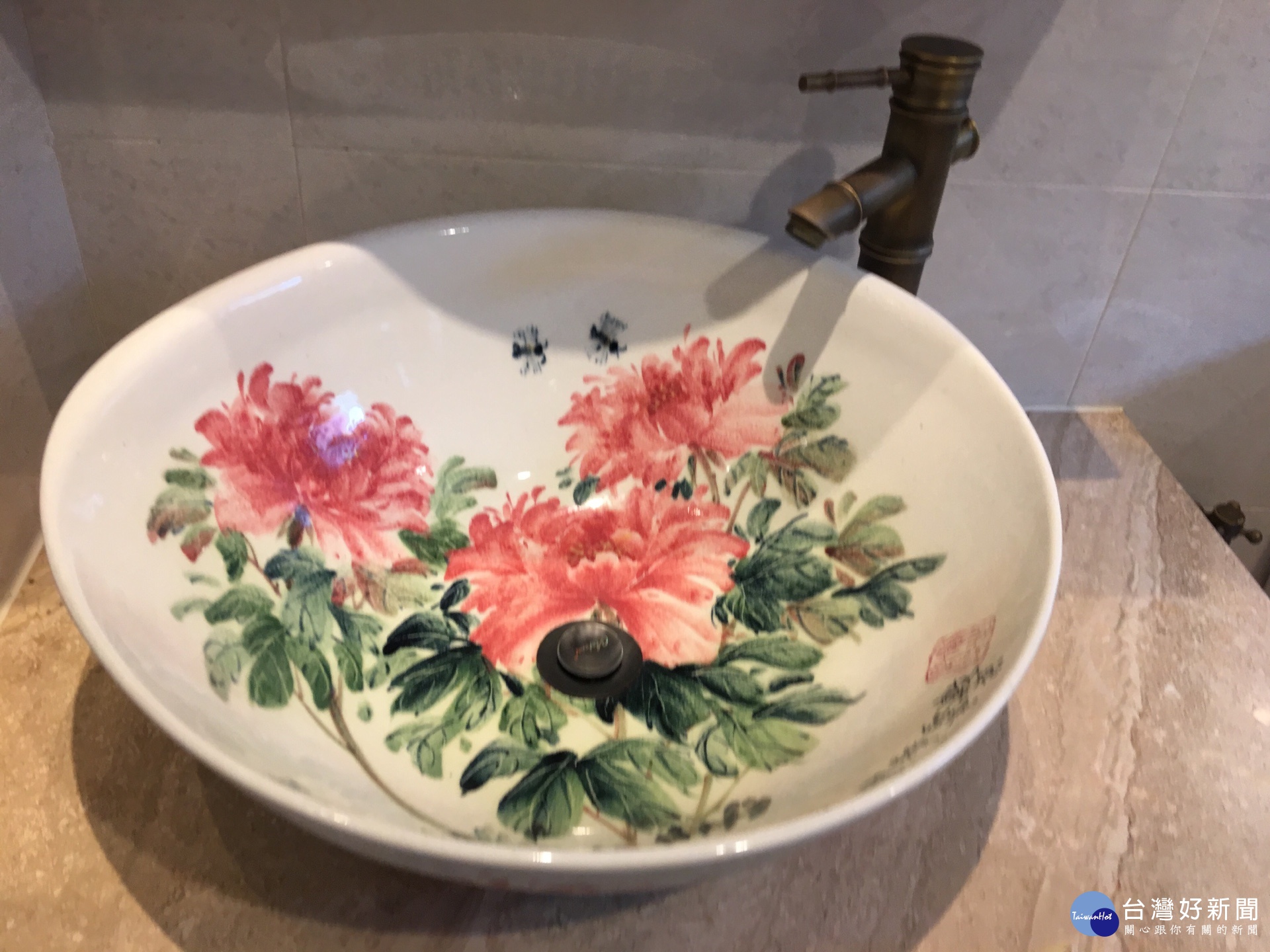 浴室裡的手繪花卉洗手台，讓人有掬水花滿懷的趣味。