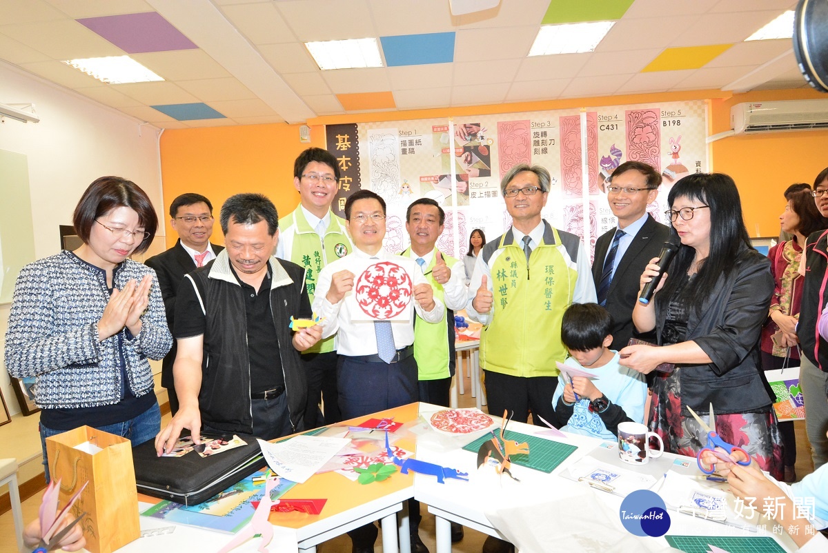 彰化中學區域職探中心揭牌啟用典禮,縣長魏明谷與蒞臨貴賓進行剪紙體驗。