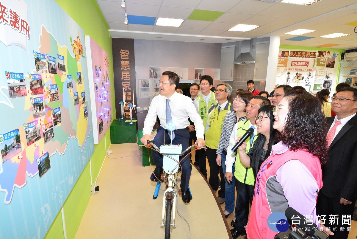 彰化中學區域職探中心揭牌啟用,縣長魏明谷騎單車發電。