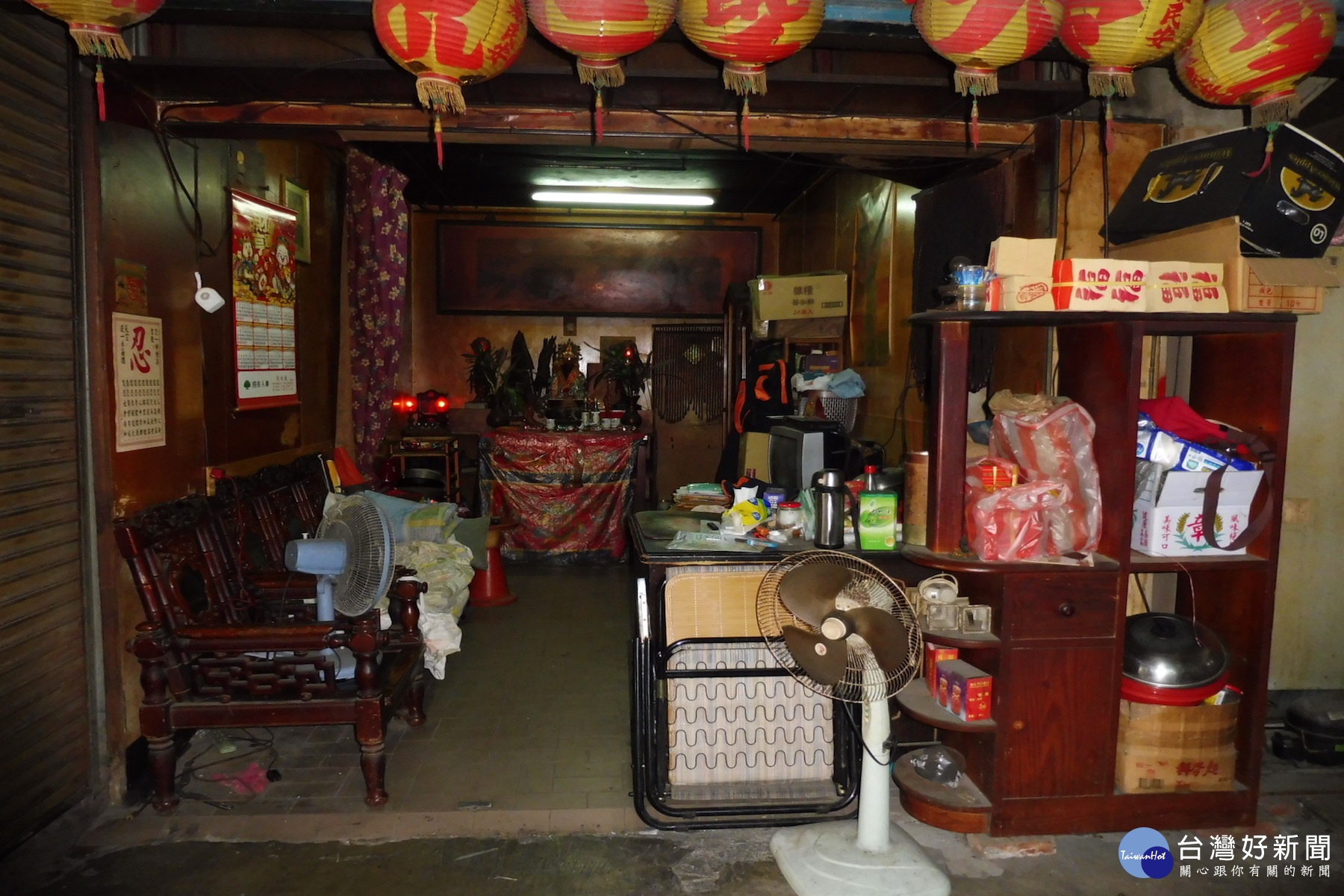 學甲公有零售市場今天將拆除,有店家設神明廳未見搬離動作。(記者/黃芳祿攝)