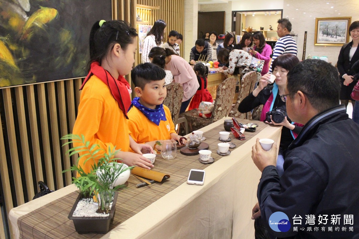 日月潭馥麗慶祝兒童節，邀請明潭國小茶席展演。〈記者吳素珍攝〉