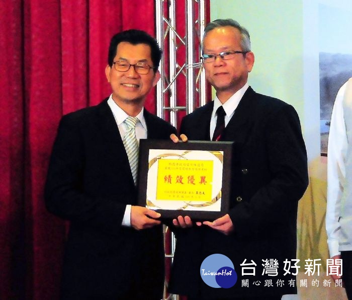 桃園市政府環保局獲得考評優等的最高榮譽,由副局長劉建中代表,接受環保署長李應元頒獎表揚。