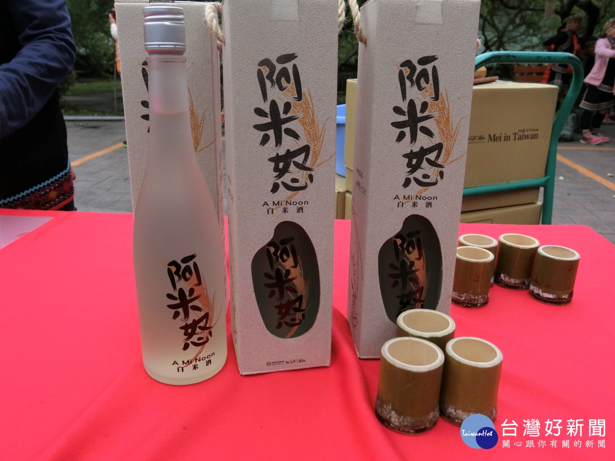 信義鄉農會梅子夢工廠今年以當地產小米推出新酒品。(喝酒不開車、開車不喝酒)（記者賴淑禎攝）