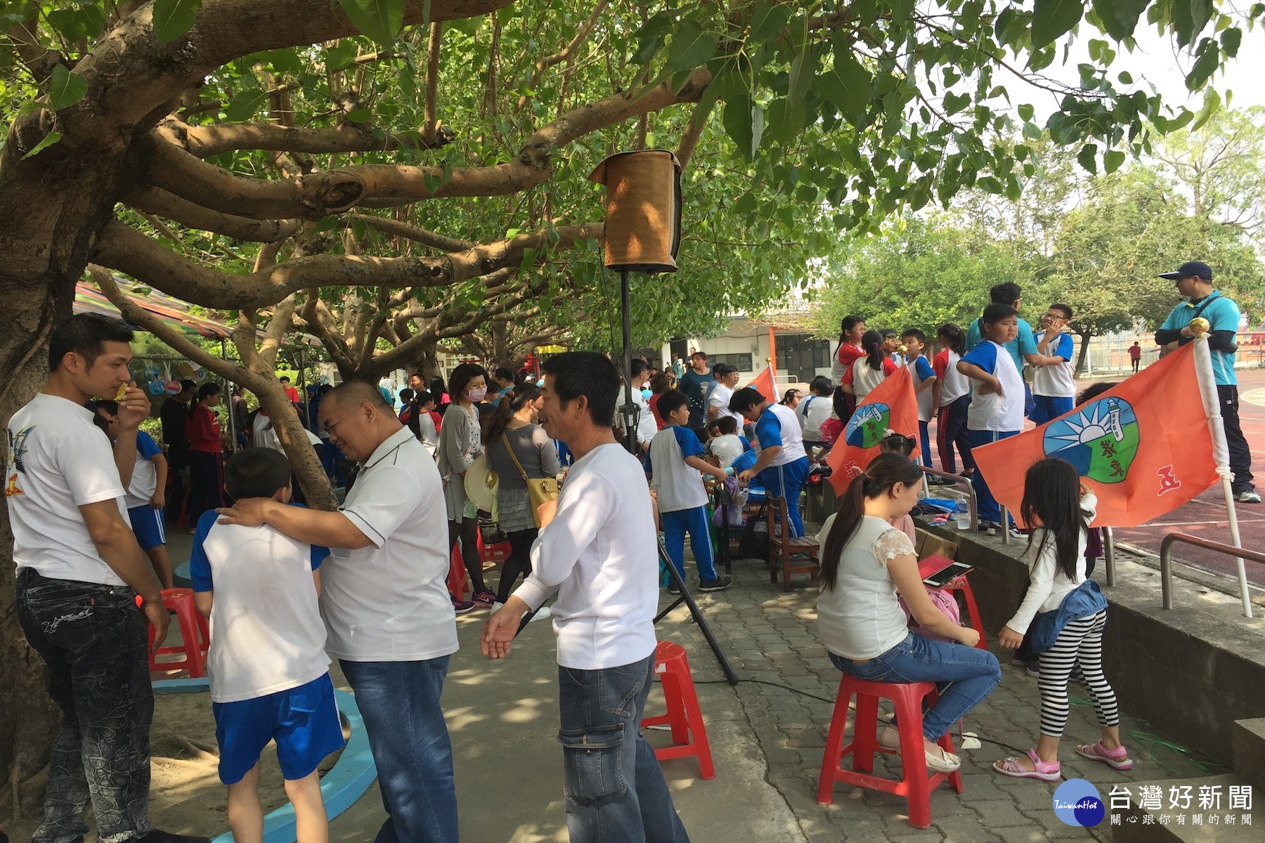 家長和熱心里民參加校慶活動,把樹下休息處擠的滿滿的。(記者/黃芳祿攝)