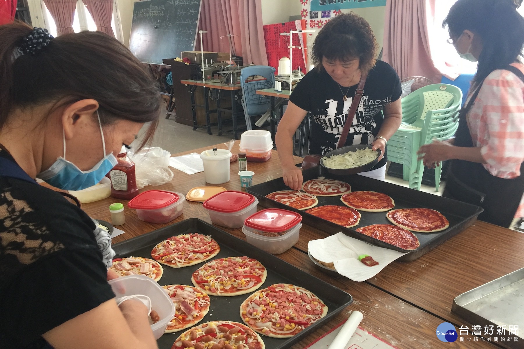 港東披薩口味和材料都不輸給市面專賣店，堅持材料當天現做。(記者/黃芳祿攝)