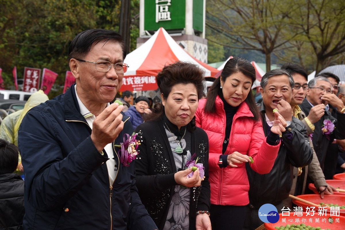 南投縣長林明溱〈左1〉、立委許淑華〈左3〉、信義鄉長史強〈左4〉等貴賓品嚐青梅的滋味。〈記者吳素珍攝〉