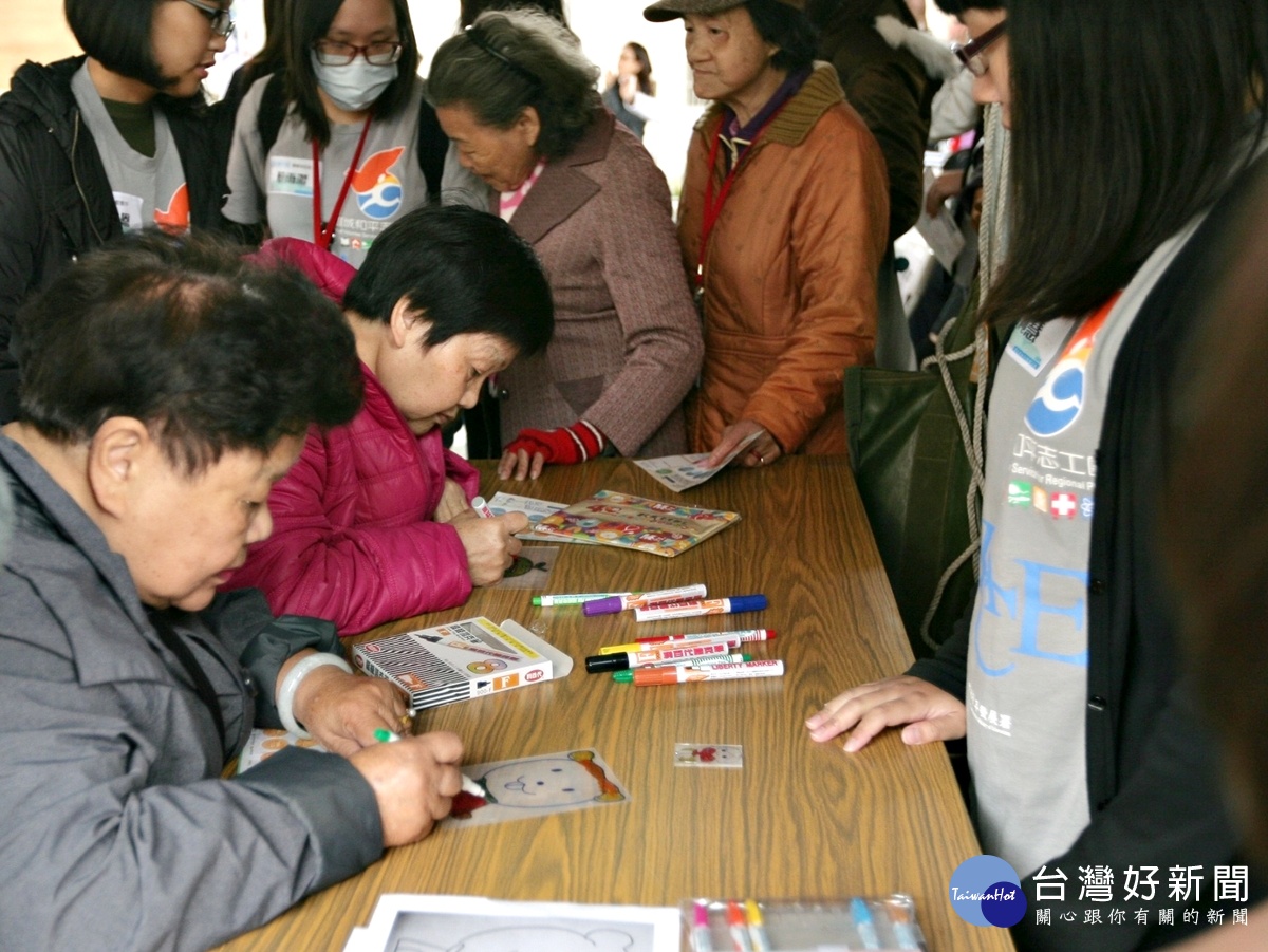 青年志工陪伴長輩闖關樂