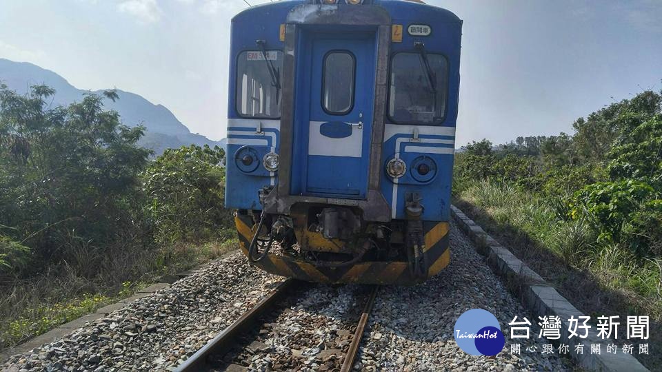 台東6隻牛闖鐵道遭撞死　區間車受損嚴重（圖／台鐵提供）