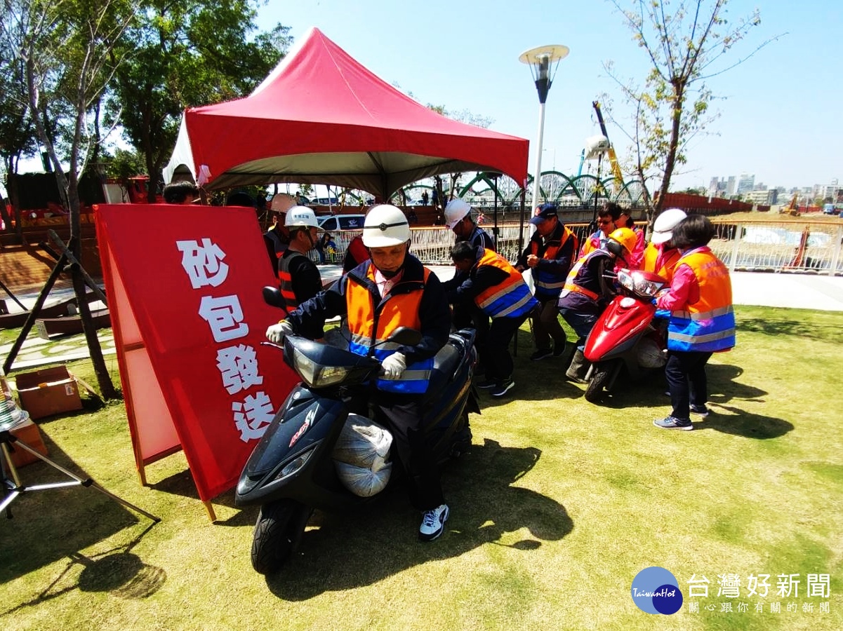 今年汛期前，市府也備妥沙包1萬2,000包，民眾領取沙包的作業情形