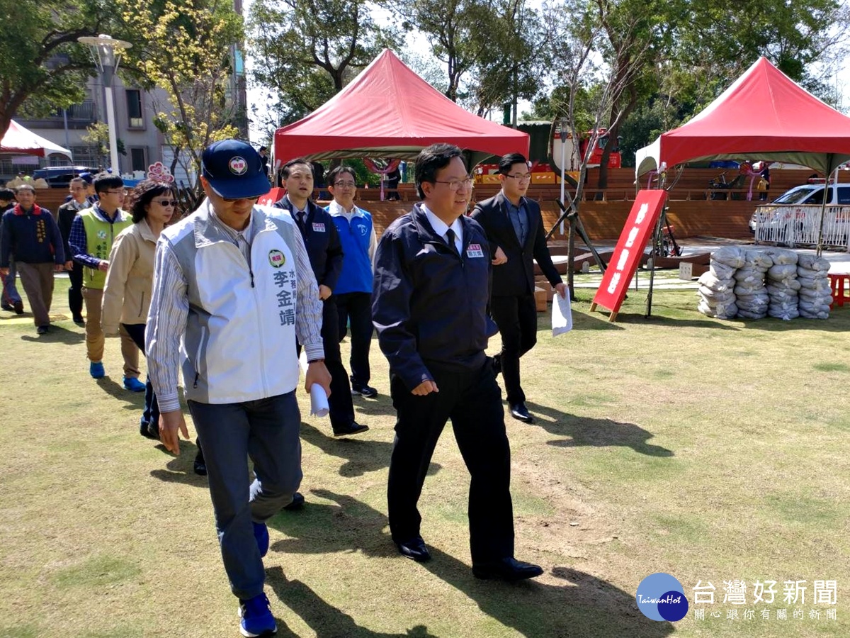 防汛搶險暨緊急應變演習，鄭文燦市長在水務局副局長李金靖陪同下視察演習情形