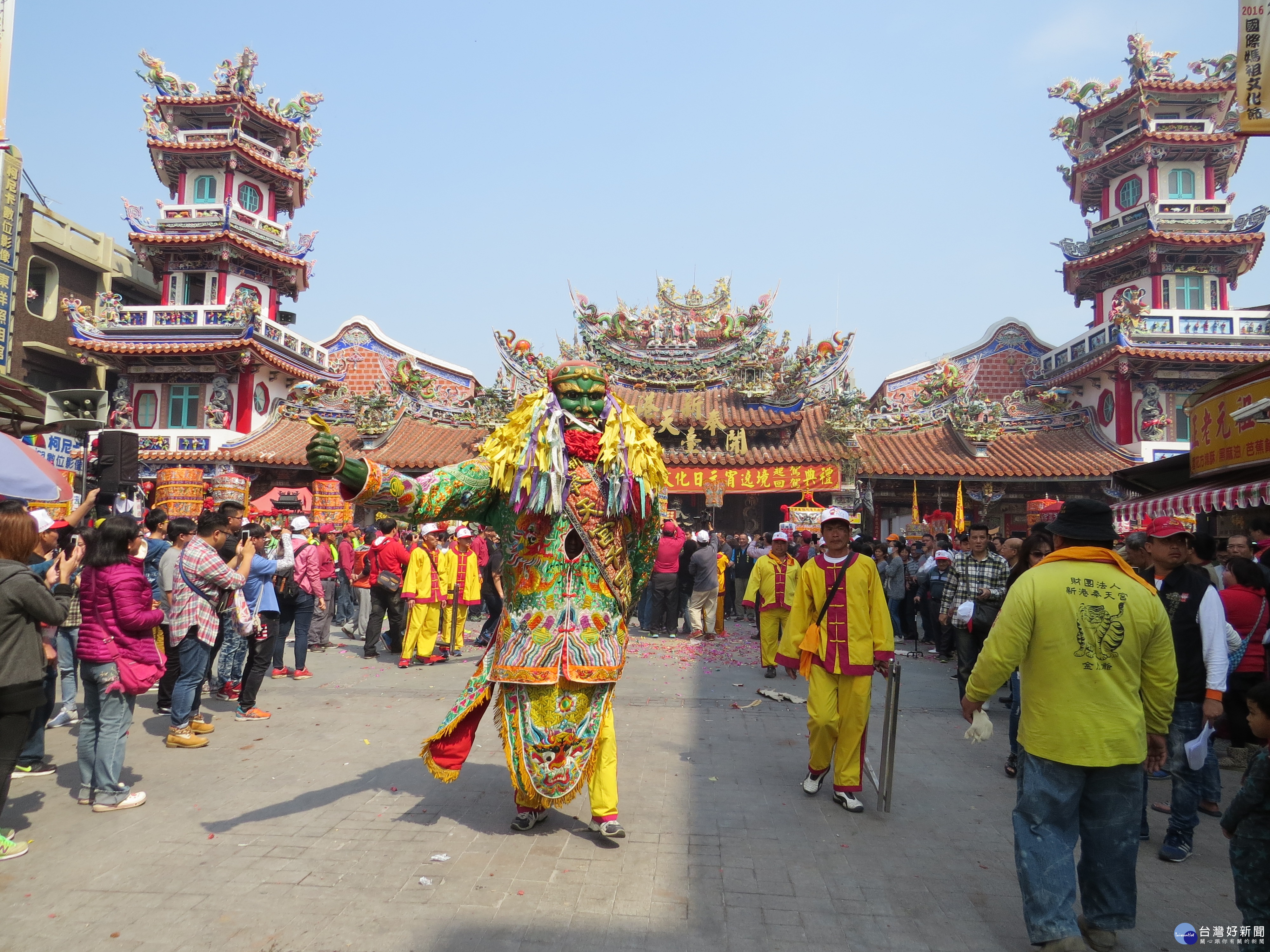 嘉義縣長張花冠率團歡迎大甲媽祖及數十萬信眾來，新港奉天宮成不夜城