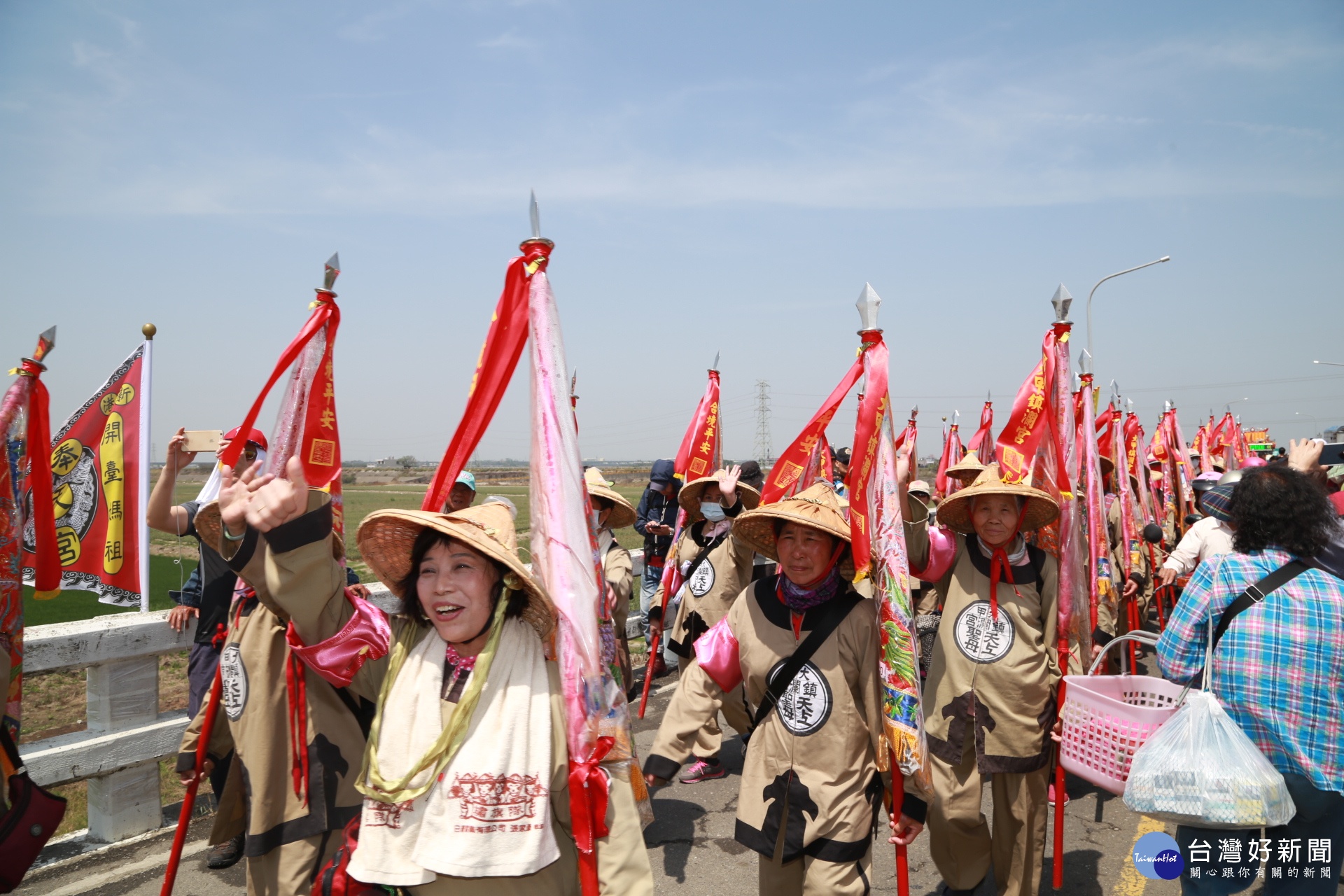 嘉義縣長張花冠率團歡迎大甲媽祖及數十萬信眾來，新港奉天宮成不夜城