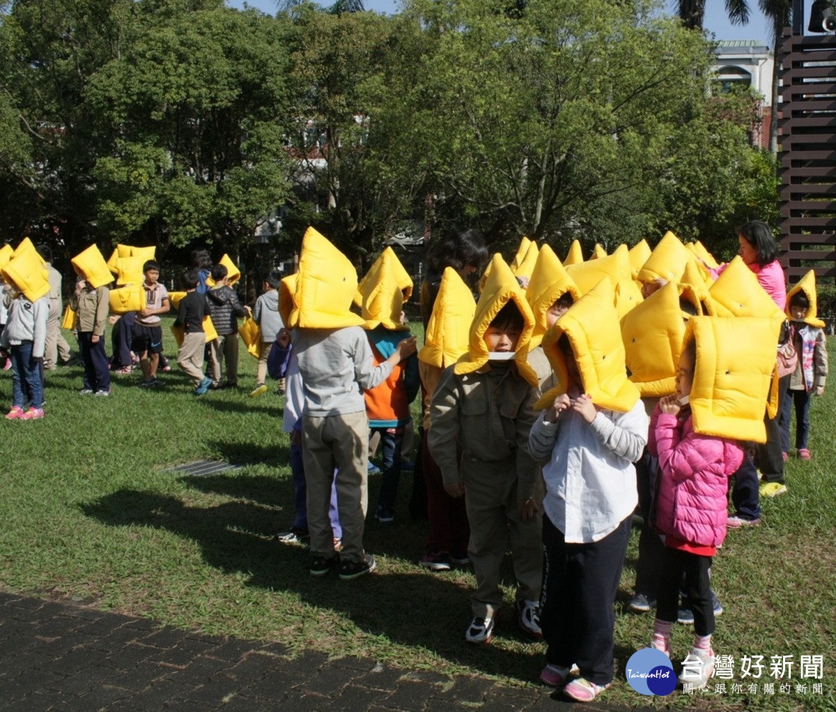 學生們戴上兒童節禮物-防災頭套。〈記者吳素珍攝〉