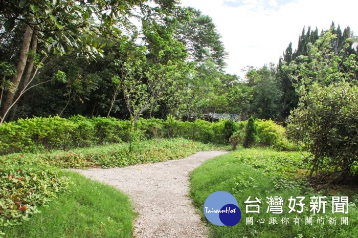 上華綠丘園寬敞開闊，圓弧的步道草木蔥蘢。 