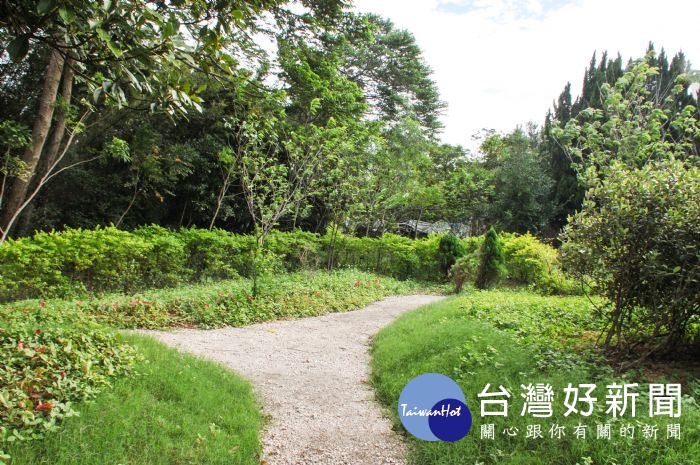 上華綠丘園寬敞開闊,圓弧的步道草木蔥蘢。